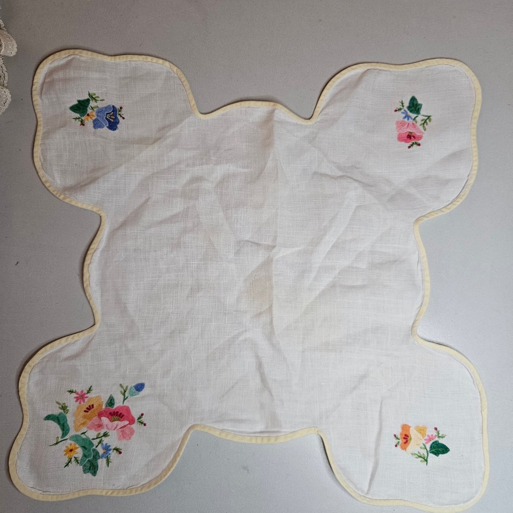 Vtg Hand Embroidered Napkins Basket Liners Set 3 Floral Cutwork Lace Scalloped - Picture 2 of 10